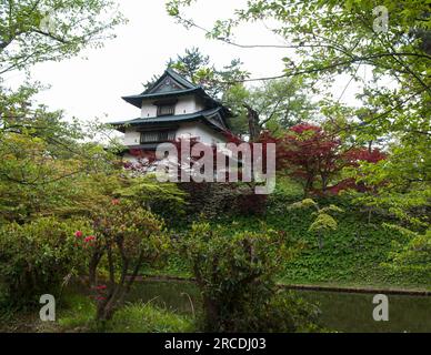 Blick auf die Burg Hirosaki über dem Wassergraben in Japan während der Gartenwoche Stockfoto