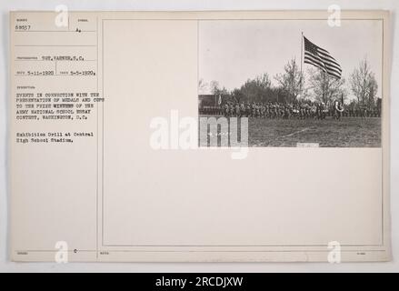 Soldaten, die im Rahmen der Präsentationszeremonie für die Gewinner des Army National School Essay Contest an einer Ausstellungsübung im Central High School Stadium in Washington, D.C., teilnahmen. Das Ereignis fand am 5. Mai 1920 statt und wurde von Sergeant Warner, S.C. festgenommen Insgesamt wurden den Preisträgern 68537 Medaillen und Pokale verliehen. Stockfoto