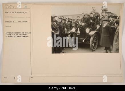 Amerikanische Soldaten und Matrosen, die an einer Waffenstillstandsfeier in London, England, teilnehmen. Sergeant Donnelly hat dieses Foto aufgenommen und es wurde am 26. Februar 1919 empfangen. Das Bild zeigt die Feierlichkeiten und gedenkfeiern nach dem Ersten Weltkrieg. Hinweise zu diesem Foto finden Sie unter 39218. Stockfoto