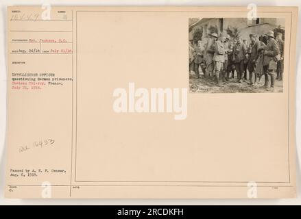 Ein Geheimdienstoffizier befragt deutsche Gefangene am Chateau Thierry, Frankreich, am 21. Juli 1918. Das Foto mit der Nummer 16449 wurde von Sergeant Jackson aufgenommen und am 24. August 1918 im RECO veröffentlicht. Das Bild wurde auch vom A.E.P. Zensor am 6. August 1918 übergeben. Stockfoto