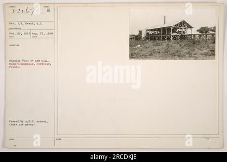 Pvt. J.W. Strand von S.C. (Signalkorps) wird in einem Sägewerk in Camp Cannondale, Bordeaux, Frankreich, abgebildet. Das Foto wurde am 27. August 1918 von einem nicht identifizierten Fotografen aufgenommen. Es wurde von der A.E.P. genehmigt (Army Examiner of Publications) Zensor, aber das genaue Datum der Genehmigung ist nicht bekannt. Stockfoto