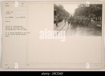 Überschrift: Präsident Wilson überprüft die tschechisch-slowakischen Truppen in Washington am 18. Juli 1919, wobei US-Truppen hinter ihnen marschieren. Dieses Foto wurde am 21. Juli 1919 aufgenommen und zeigt die tschechisch-slowakische Einheit und die US-Truppen während der Überprüfung. Foto: Hitz, S.C., ECD 726-19. [Hinweise: Betreff Nr. 60971] Stockfoto