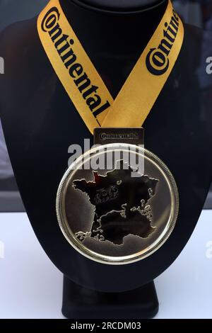 Chatillon Sur Chalaronne, Frankreich. 14. Juli 2023. Abbildung zeigt die Medaille des Combativity Award zu Beginn der Etappe 13 des Radrennen Tour de France, von Chatillon-sur-Chalaronne bis Grand Colombier (137, 8 km), Frankreich, Freitag, 14. Juli 2023. Die diesjährige Tour de France findet vom 01. Bis 23. Juli 2023 statt. BELGA FOTO DAVID PINTENS Kredit: Belga News Agency/Alamy Live News Stockfoto