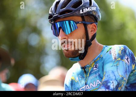 Chatillon Sur Chalaronne, Frankreich. 14. Juli 2023. Italienischer Gianni Moscon von Astana Qazaqstan Team, abgebildet zu Beginn der 13. Etappe des Radrennens Tour de France, von Chatillon-sur-Chalaronne bis Grand Colombier (137, 8 km), Frankreich, Freitag, 14. Juli 2023. Die diesjährige Tour de France findet vom 01. Bis 23. Juli 2023 statt. BELGA FOTO DAVID PINTENS Kredit: Belga News Agency/Alamy Live News Stockfoto