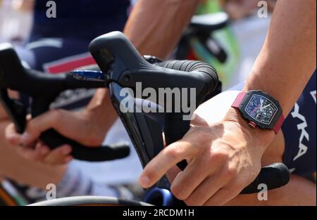 Chatillon Sur Chalaronne, Frankreich. 14. Juli 2023. Abbildung zeigt die Uhr von Französisch Julian Alaphilippe von Soudal Quick-Step zu Beginn der 13. Etappe des Radrennens Tour de France, von Chatillon-sur-Chalaronne bis Grand Colombier (137, 8 km), Frankreich, Freitag, den 14. Juli 2023. Die diesjährige Tour de France findet vom 01. Bis 23. Juli 2023 statt. BELGA FOTO DAVID PINTENS Kredit: Belga News Agency/Alamy Live News Stockfoto