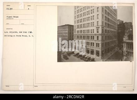 Das Q.M.-Gebäude auf diesem Foto befindet sich in New York City bei South Ferry. Das Gebäude hat die Nummer 64.405 und ist mit dem Signalkorps verbunden. Das Bild ist eine Nahaufnahme des Gebäudes. Stockfoto