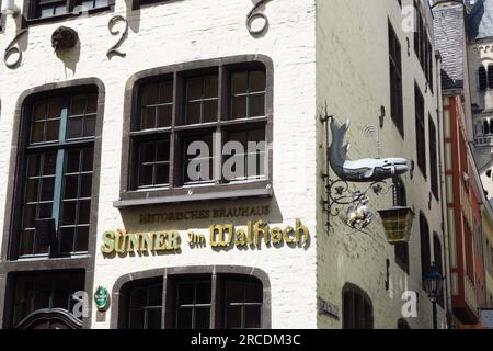 Sunner und Walfisch, eine historische Brauerei an der Salzgasse in der deutschen Stadt Köln Stockfoto