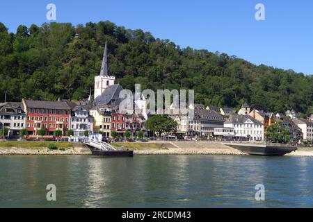 Häuser am Flussufer von St. Goar, einer der vielen Städte und Dörfer am Westufer des Rheins Stockfoto