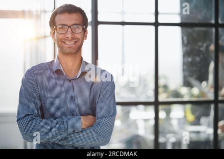 Porträt eines gutaussehenden Geschäftsmannes in seinem Büro Stockfoto