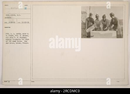 SGT. Jones fängt das Bild von E. Pvt. D. L. Greer, Miss H. C. Perry, Pvt. V. Ratman und Miss P. F. Parkman ein, die Donuts für die Soldaten des 7. Armeekorps machen. Diese Erfüllungsaktivität fand am 21. November 1918 in Dun sur Meuse, Mause, Frankreich, statt. Das Foto ist mit 040041 beschriftet. Stockfoto