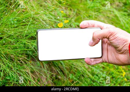 Foto mit einem Smartphone. Nahaufnahme des Smartphone-Bildschirms. Smartphone in der Hand eines Mannes Stockfoto