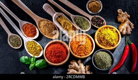 Zusammensetzung mit Gewürzen und Kräutern. Stockfoto