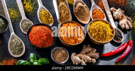 Zusammensetzung mit Gewürzen und Kräutern. Stockfoto