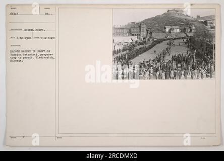 Truppen versammelten sich vor einer russischen Kathedrale in Wladiwostok, Sibirien, zur Vorbereitung einer Parade. Foto aufgenommen am 12. Juni 1920, von einem Fotografen vom Signal Corps. Dieses Bild wird als Teil der Fotografien der amerikanischen Militäraktionen während des Ersten Weltkriegs mit der Referenznummer 68748 beschrieben. Stockfoto