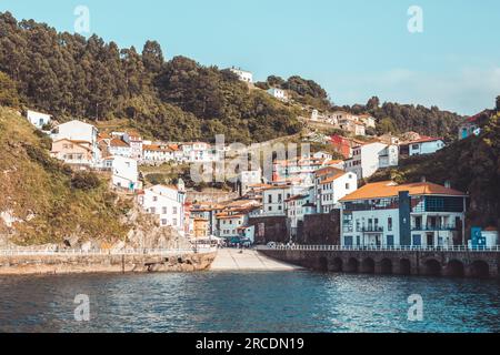 Cudillero, wunderschönes und touristisches Fischerdorf in Asturien, Kopierraum, Reisekonzept, Urlaub, Sommer. Stockfoto