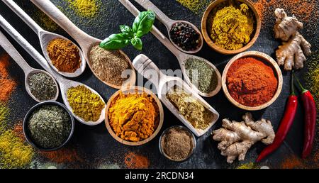 Zusammensetzung mit Gewürzen und Kräutern. Stockfoto