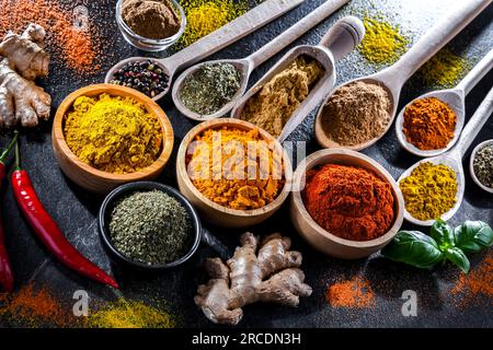 Zusammensetzung mit Gewürzen und Kräutern. Stockfoto