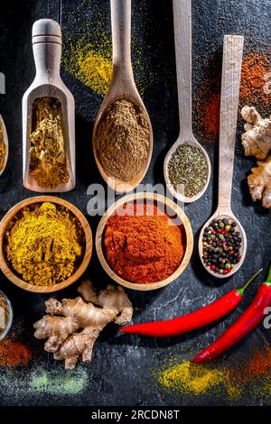 Zusammensetzung mit Gewürzen und Kräutern. Stockfoto