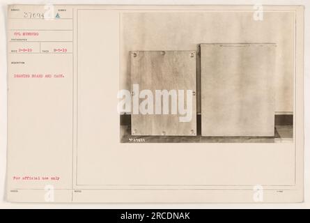 US-Soldaten benutzen ein Zeichenbrett und einen Koffer. Foto von CPL Newberg vom Co 2-8-19 am 5. Februar 1919. Bild aus der Serie „Fotografien der amerikanischen Militäraktivitäten während des Ersten Weltkriegs“. Nur zur offiziellen Verwendung. Stockfoto