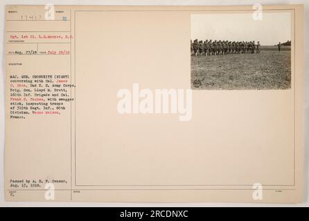 Generalmajor Cronkhite (rechts) führt ein Gespräch mit Oberst James C. RHES, Brigadegeneral Lloyd M. Brett und Oberst Frank B. Cocheu. Sie werden dabei gesehen, wie sie Truppen des 319. Regiments Infanterie der 80. Division in Boque Maison, Frankreich, inspizieren. Das Foto wurde am 28. Juli 1918 aufgenommen und ging an der A.E.F. vorbei Zensor am 13. August 1918. Stockfoto