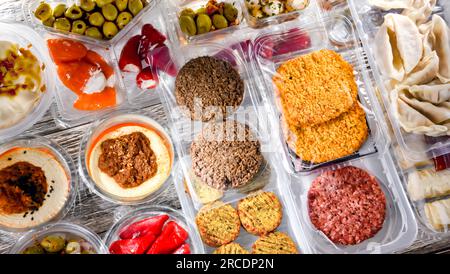 Eine Auswahl an abgepackten Lebensmitteln in Kunststoffboxen. Stockfoto
