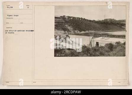 Amerikanische Ingenieure, die im Ersten Weltkrieg in Frankreich einen Damm bauten Dieses Foto wurde von einem Fotografen des Signalkorps mit der Referenznummer VON IN BUCH 61.708 aufgenommen. Das Bild zeigt die Fortschritte beim Bau des Staudamms, ein bedeutender Beitrag des amerikanischen Militärs während des Krieges. Stockfoto