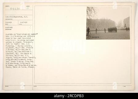 General J.J. Pershing und andere Offiziere werden von D.& c. ausgezeichnet, während das "Star Spangled Banner" spielt. Von links nach rechts: Adjutant, Generalmajor Francis J. Keman; Generalmajor Jas. G. Harbord; Generalmajor William C. Lane fitt; Generalmajor Mason M. Patrick; Generalmajor L. Rogers; Brigadegeneral Edgar Russell; Brigadegeneral WM.D.Connor; Brigade General Frank 2 McCoy; Brigadegeneral W.W. Atterbury; Brigadegeneral C. G. Dawes und Brigadegeneral. W.M McCaw. Stockfoto