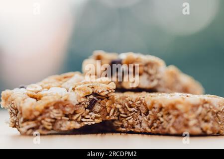 Nahaufnahme von gesundem Snack Müsliriegel mit Schokoladenchips Stockfoto