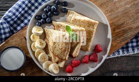 Ein Teller hausgemachter polnischer Pfannkuchen gefüllt mit süßem Hüttenkäse Stockfoto