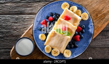 Ein Teller hausgemachter polnischer Pfannkuchen gefüllt mit süßem Hüttenkäse Stockfoto