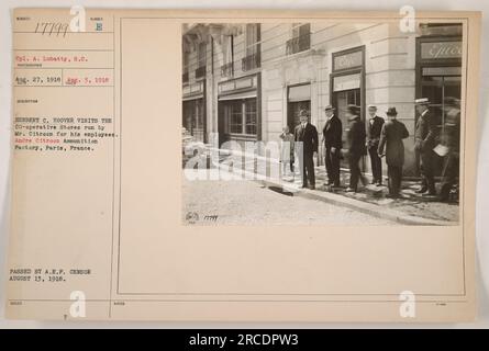 "CPL. A. Lubatty vom Signalkorps hat am 27. August 1918 ein Foto aufgenommen. Auf dem Bild ist Herbert C. Hoover zu sehen, der die von Herrn CITROON für seine Mitarbeiter in der Andre Citroen Munitionsfabrik in Paris, Frankreich, betriebenen Co-operative Stores besucht. Das Foto ging an der A.E.F. vorbei Zensor am 13. August 1918." Stockfoto