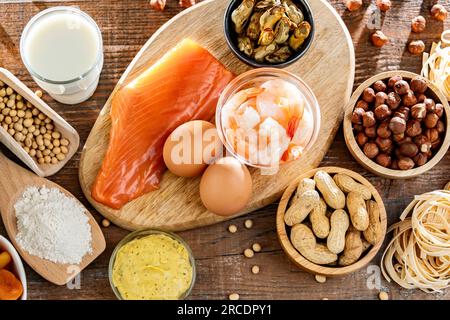 Zusammensetzung mit gängigen Nahrungsmittelallergenen, einschließlich Ei, Milch, Soja, Nüssen, Fisch, Meeresfrüchte, Weizenmehl, Senf, getrocknete Aprikosen und Sellerie Stockfoto