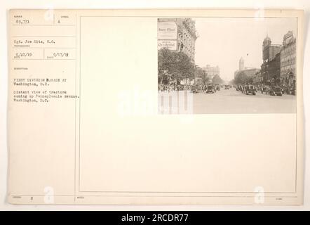 Ein entfernter Blick auf Traktoren, die während der First Division Parade in Washington, D.C. am 2./20. Dezember 19 die Pennsylvania Avenue erklimmen. Das Foto wurde von Sergeant Joe Hitz, S.C. aufgenommen Der Titel enthält auch einen Hinweis zur Save Food -Kampagne und einen Verweis auf das HOTEL Occidental mit der Nummer 63731. Stockfoto