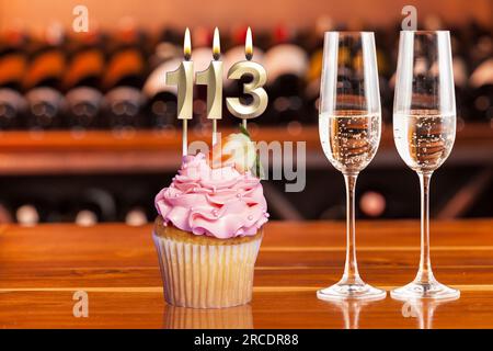 Cupcake Mit Nummer Für Geburtstags- Oder Jubiläumsfeier; Nummer 113. Stockfoto