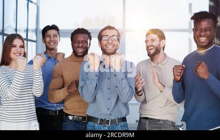 Business-Leute feiert und Ballen ihre Fäuste in die Luft als ein erfolgreiches team Stockfoto