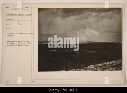 Soldaten der Proving Division in Lakehurst Proving Grounds, New Jersey, errichten eine Rauchwand als Teil ihrer experimentellen Aktivitäten im Ersten Weltkrieg. Der Rauchschirm wurde entwickelt, um seine Wirksamkeit bei Tarnungs- und Verdecktechniken zu testen. Foto aufgenommen von Sumber Fotograf Reco 59413, von der Experimental Station der American University. Stockfoto