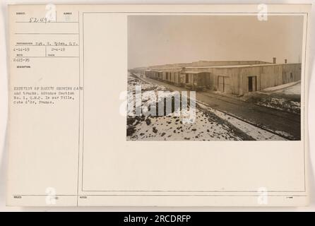 Dieses Foto wurde von Sergeant G. Ryden am 14. April 1919 aufgenommen und zeigt das Äußere einer Bäckerei in IS sur Tille, Cote d'Or, Frankreich. Auf dem Bild sind Autos und Schienen vor der Bäckerei zu sehen, die der Advance Section No. 1, Quartermaster Corps (Q.M.C) gehören. Stockfoto