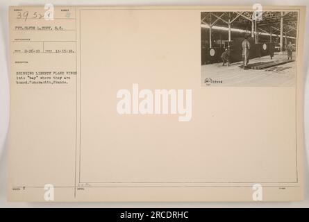 Gefreiter Clyde L. Eddy, ein Fotograf des Signalkorps, hat dieses Bild am 15. November 1918 in Pomorantin, Frankreich, aufgenommen. Das Foto zeigt Soldaten aus Basisabschnitt C, die Flugzeugflügel der Liberty in eine Bucht bringen, wo sie eingesperrt werden. Dieses Bild ist Teil einer Sammlung, die amerikanische Militäraktivitäten während des Ersten Weltkriegs dokumentiert. Stockfoto