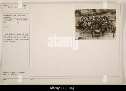 Die 315. Regiment Band und ihr Ensemble posieren für ein Foto während der "Mimic Parade" am Thanksgiving-Tag in Damvillers, Maas, Frankreich. Das Foto wurde am 7. Januar 1919 von Sergeant 1. Class Morris Fineberg aufgenommen. Das Foto stammt aus der Sammlung mit dem Titel „Fotografien amerikanischer Militäraktivitäten während des Ersten Weltkriegs“ und wurde vom A.E.F.-Zensor genehmigt. Stockfoto