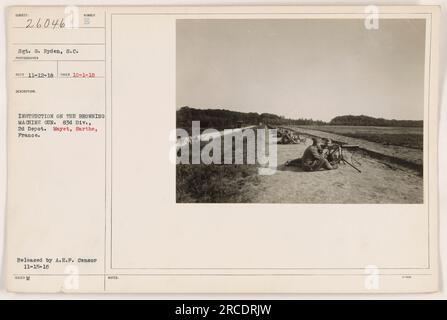 Sergeant G. Ryden erteilt den Soldaten der 83. Division im 2. Depot in Mayet, Sarthe, Frankreich, Unterricht in der Browning Machine Gun. Dieses Foto wurde am 1. Oktober 1918 aufgenommen. Es wurde von der A.E.F. freigelassen Zensor am 15. November 1918. Stockfoto