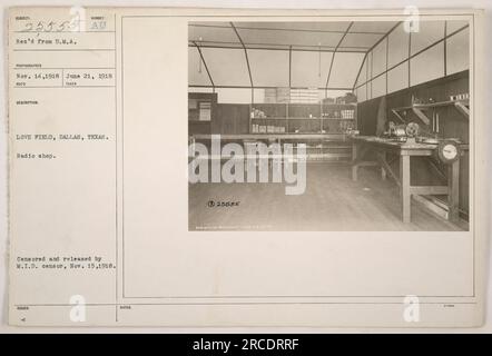 Ein Bild, aufgenommen am 21. Juni 1918 in Love Field in Dallas, Texas. Auf dem Foto ist ein Radiohaus auf dem Feld abgebildet. Das Foto wurde zensiert und am 15. November 1918 vom M.I.D.-Zensor veröffentlicht. Das Bild ist mit 111-SC-25555 beschriftet und wurde vom D.M.A. empfangen Fotograf am 14. November 1918. Stockfoto