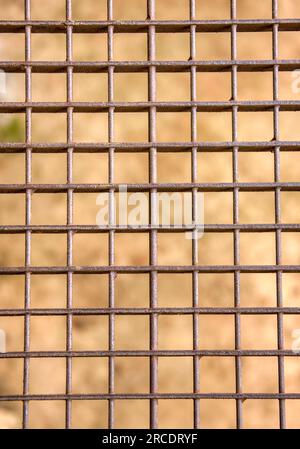 Metallstruktur rostiger Quadrate aus einer altmodischen Industrietreppe Stockfoto