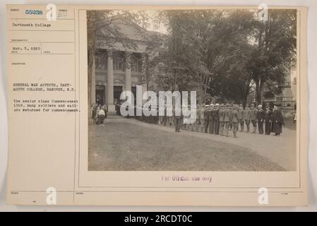 Soldaten und Matrosen kehren 1918 zur Abschlussfeier am Dartmouth College zurück. Dieses Bild ist Teil einer Sammlung, die amerikanische Militäraktivitäten während des Ersten Weltkriegs dokumentiert Am 5. März 1919 aufgenommen, trägt es die Bezeichnung und Klassifizierungsnummer SURRECT 55238. Das Bild ist mit „nur zur offiziellen Verwendung“ gekennzeichnet. Stockfoto