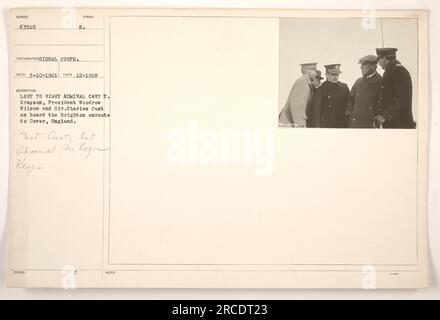 Präsident Woodrow Wilson und Admiral Cary T. Grayson fotografierten an Bord der Brighton auf dem Weg nach Dover, England. Die dritte Person ist Admiral Sir Roger Keyes, nicht Sir Charles Cust. Dieses Foto wurde im Dezember 1918 aufgenommen. Vom Signalkorps herausgegeben. Stockfoto