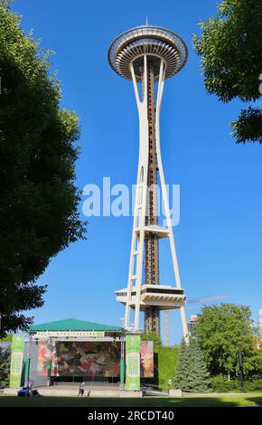 Das Mural Amphitheatre mittelgroßes Amphitheater mit der Space Needle im Seattle Center Seattle Washington State USA Stockfoto