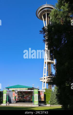 Das Mural Amphitheatre mittelgroßes Amphitheater mit der Space Needle im Seattle Center Seattle Washington State USA Stockfoto