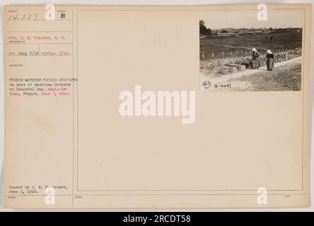 Französische Mütter zollen den Söhnen amerikanischer Mütter am Memorial Day in Menil-la-Tour, Frankreich, am 3. Juni 1918 ihren Respekt. Das Foto wurde vom Pvt. C. E. Maler des Signal Corps aufgenommen und am 3. Juni 1918 vom American Expeditionary Forces Public Relations Office veröffentlicht. Stockfoto