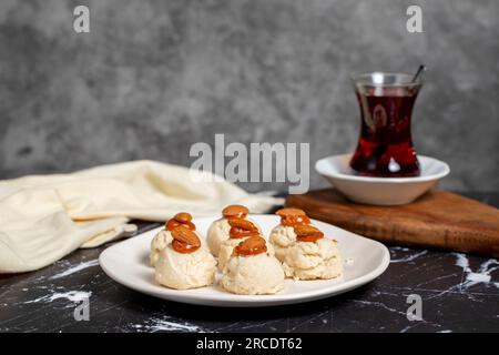 Mandel und Karamellkekse. Mandelkekse auf dunklem Hintergrund Stockfoto