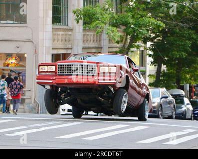 Chevrolet Monte Carlo aus den 1980er Jahren, ein Low-Rider-Tanzwagen mit hydraulischer Federung, der durch den Seattle Washington State USA fährt Stockfoto