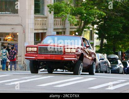 Chevrolet Monte Carlo aus den 1980er Jahren, ein Low-Rider-Tanzwagen mit hydraulischer Federung, der durch den Seattle Washington State USA fährt Stockfoto